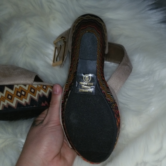 Brand New Tan Design Wedges - Picture 3 of 3